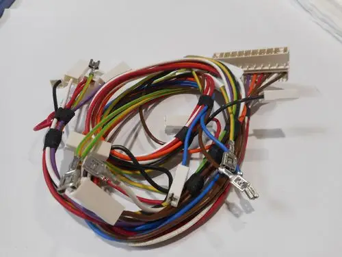 Kabelbaum mit mehreren farbigen Drähten und Steckverbindern, hergestellt von Remeha. Die Kabel sind unterschiedlich angeordnet und zeigen verschiedene Anschlussklemmen.